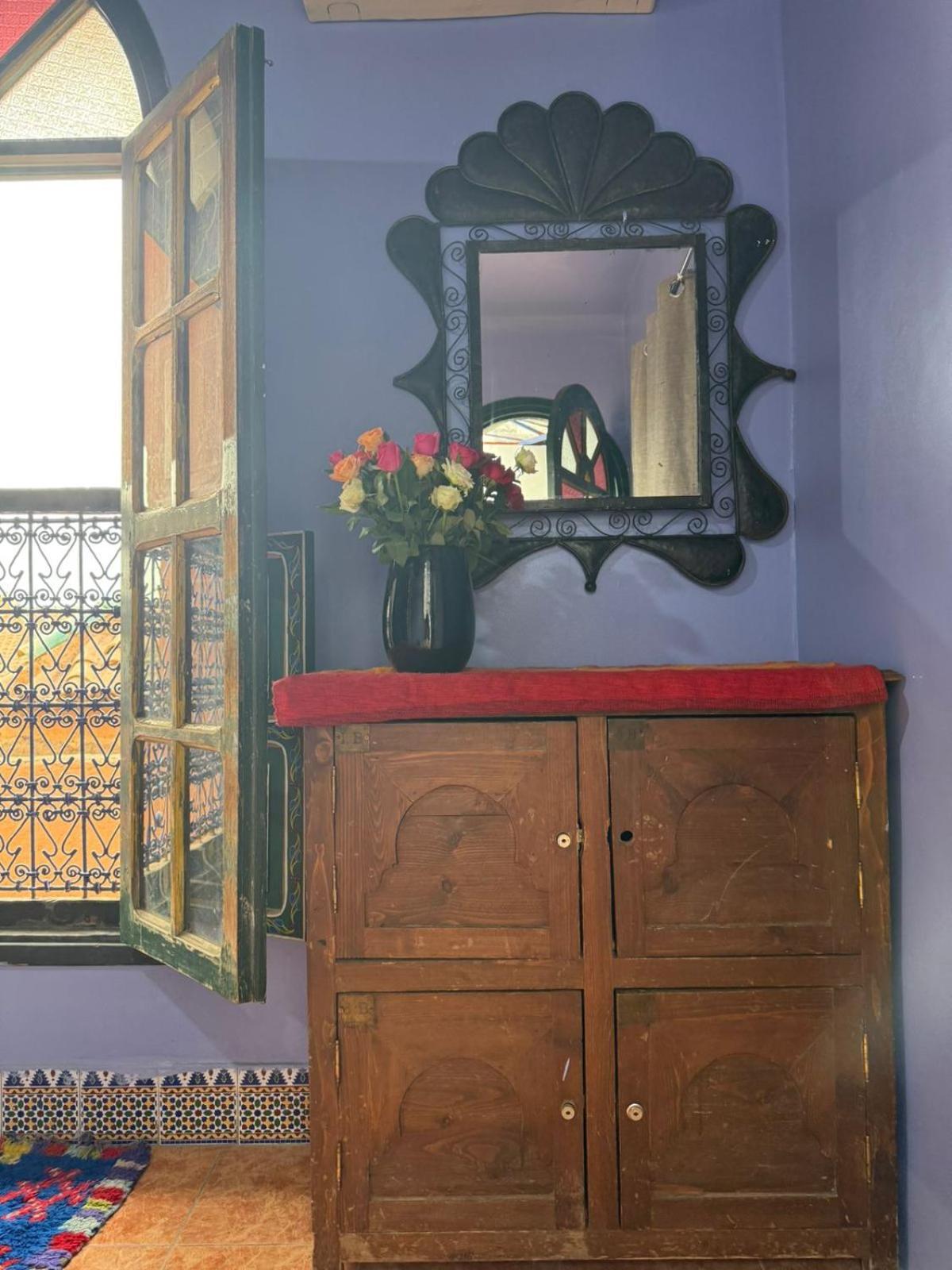 Habitación con cama grande